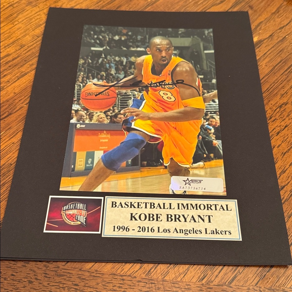- Kobe Bryant Los Angeles Lakers signed photo
